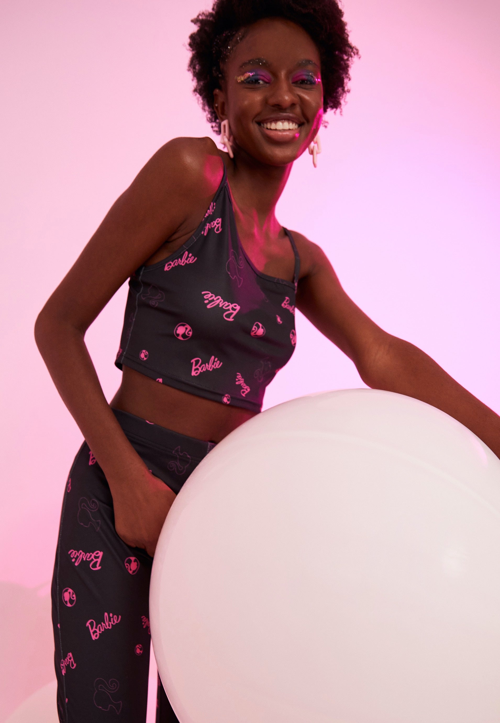 Barbie - Logo All Over - Oberteil - Schwarz - S - 95% Polyester