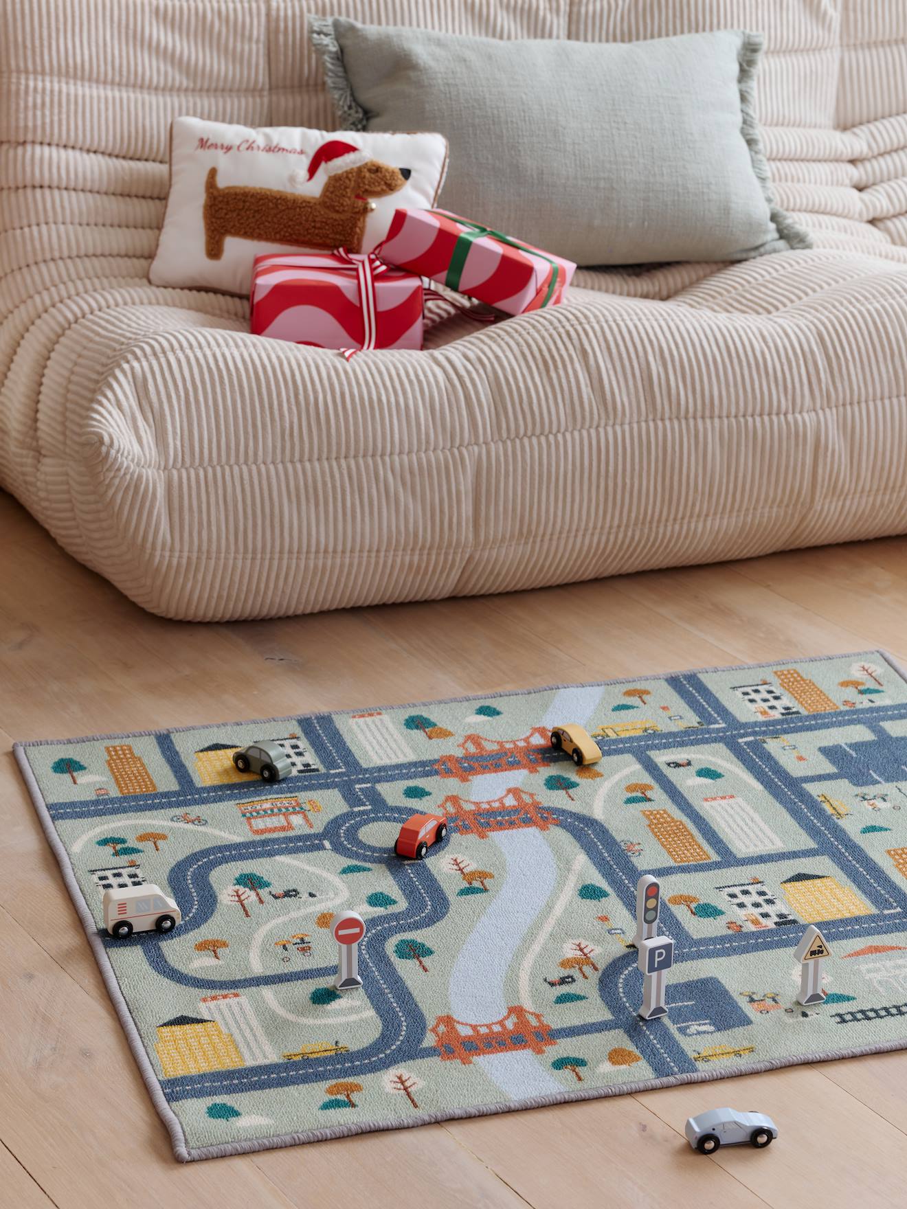 Spielteppich mit Straßenmotiv und Holzfahrzeugen FSC®