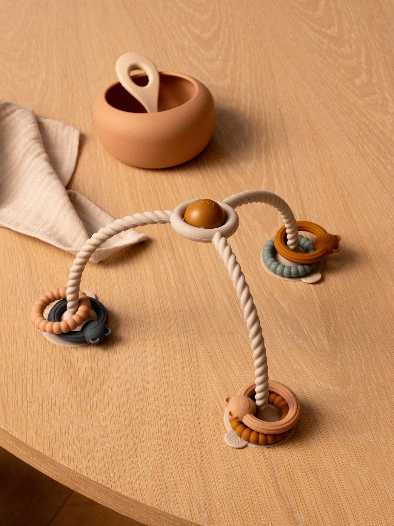 Sensorisches Babyspielzeug mit Saugnäpfen Soren LIEWOOD sandfarben