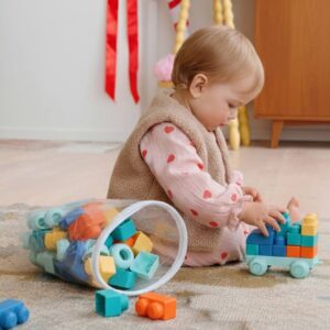 Set aus 100 bunten Kunststoff-Bausteinen für Babys Set aus 100 bunten Kunststoff-Bausteinen für Babys