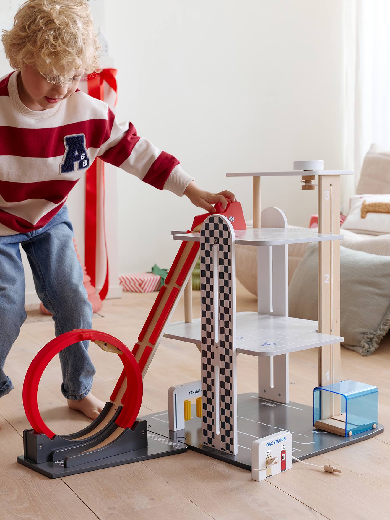 Holzspielzeug-Garage mit Looping