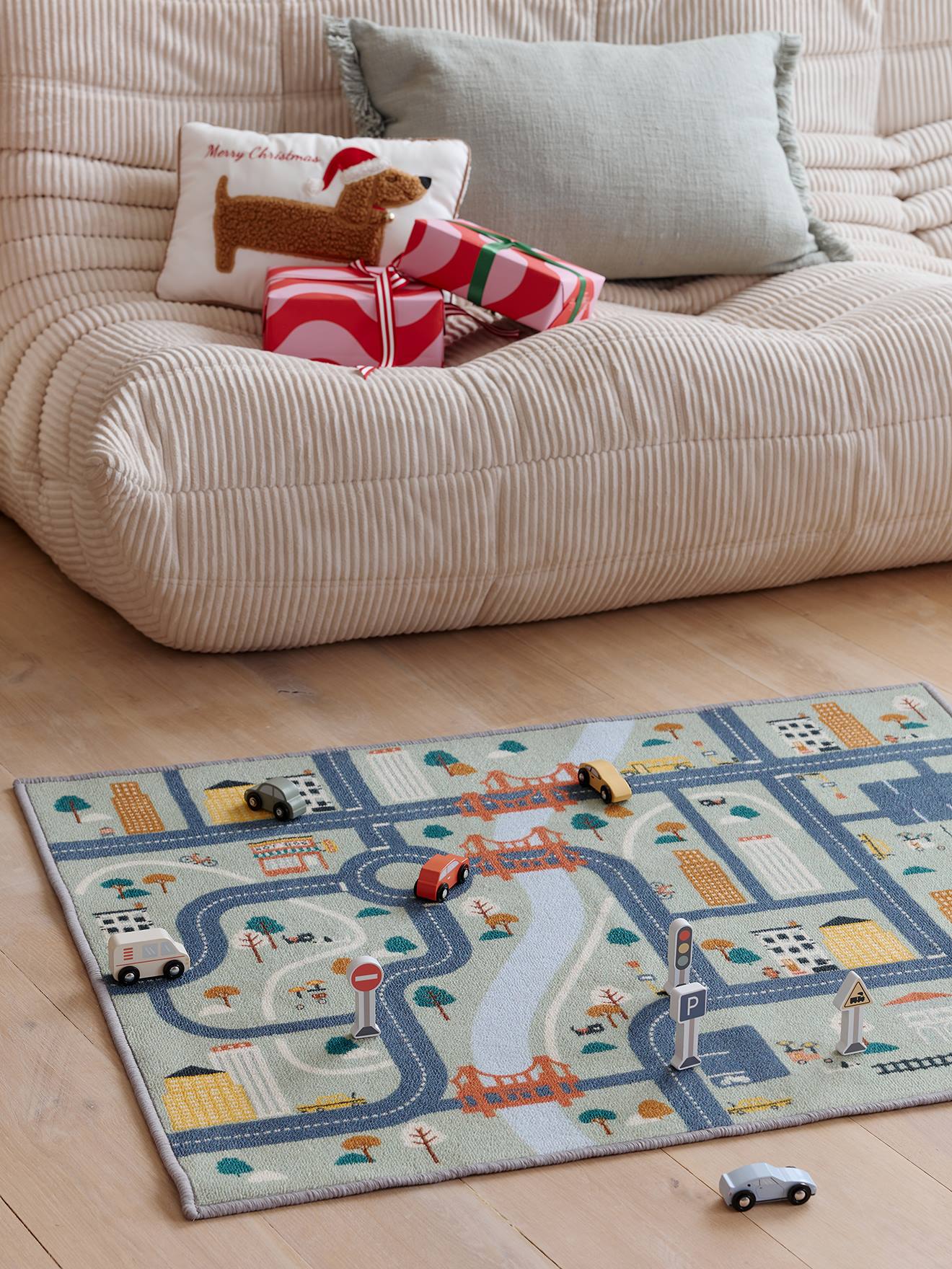 Spielteppich mit Straßenmotiv und Holzfahrzeugen FSC®