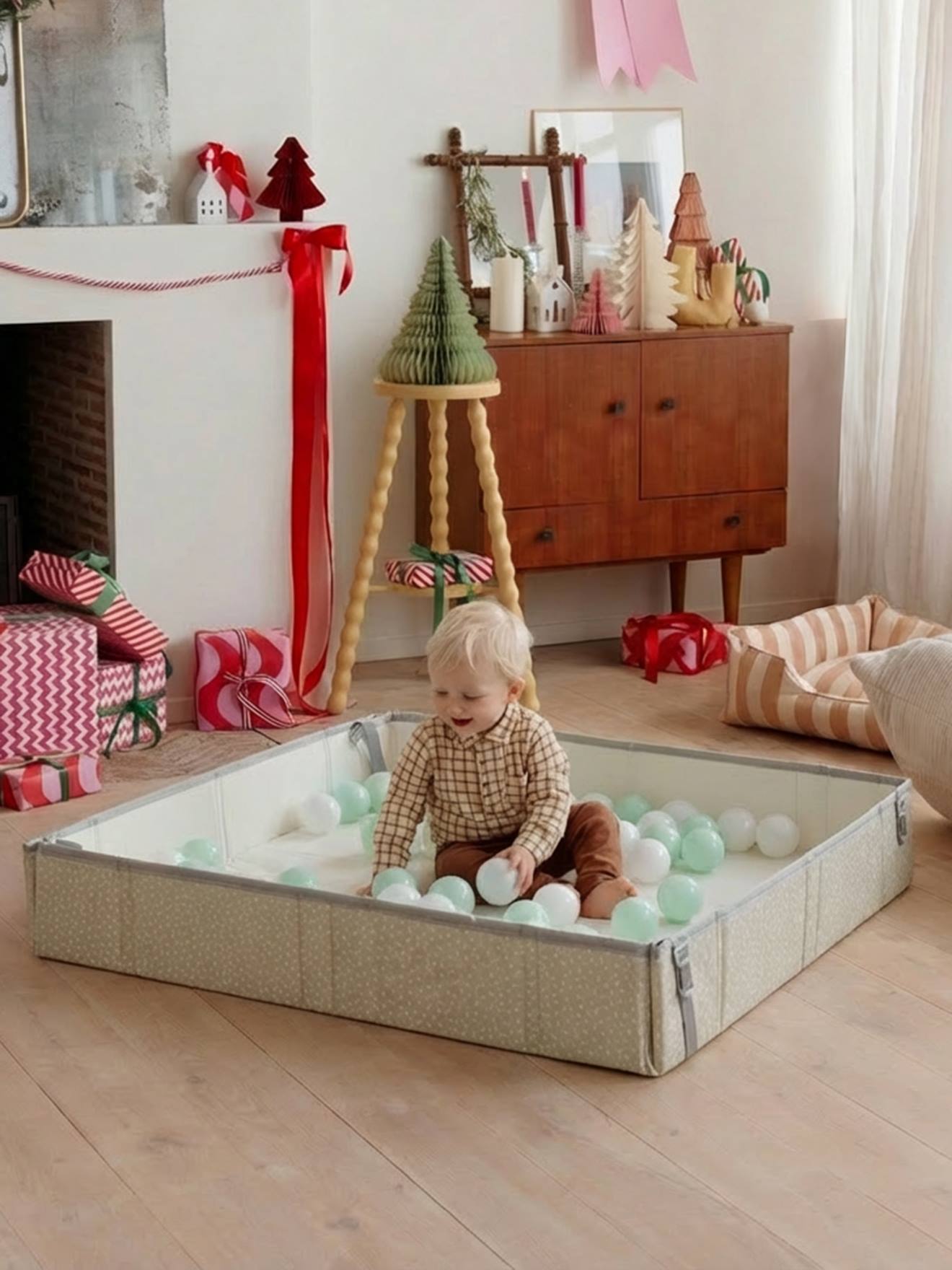 Wendbarer und faltbarer Spielteppich mit Bällen